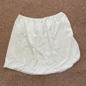 Vanity Fair Large Nylon 16 inches White Slip